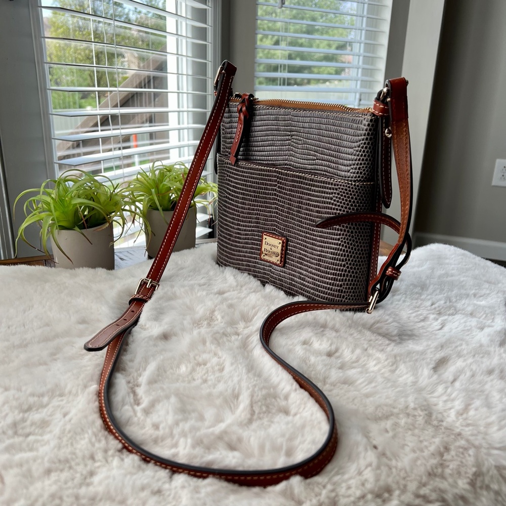 NWOT Dooney & Burke Lizard Embossed Letter Carrier Crossbody Chestnut - Picture 2 of 15